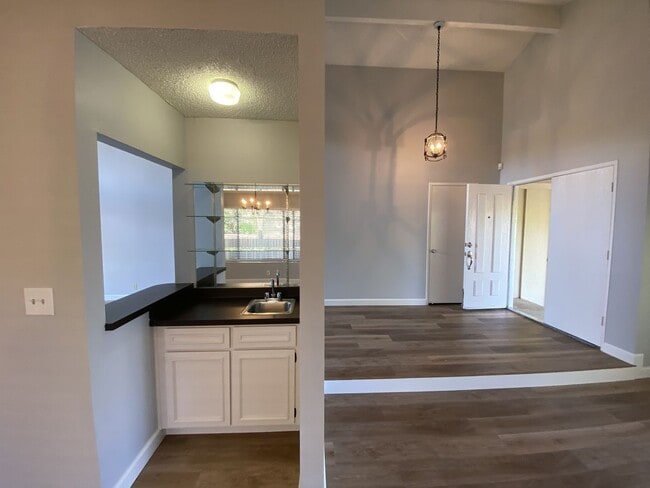 Building Photo - ALMADEN VALLEY - Spacious single story home with fenced yard, great location