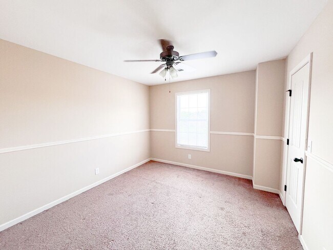 Building Photo - 2 Bedroom 1.5 Bath Townhome