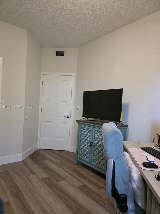 Building Photo - 15529 Miami Lakeway N