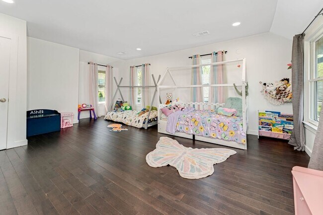 Building Photo - 1422 Benjamin St