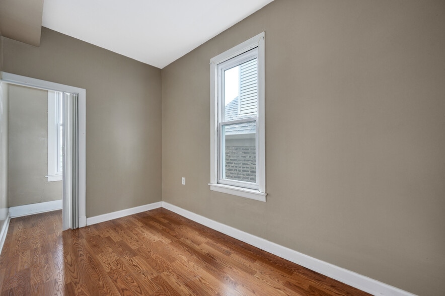 Building Photo - 1015 W 31st Pl