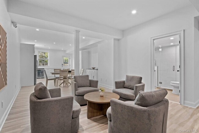 Building Photo - 490 Montauk Hwy