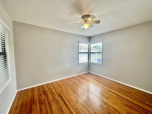 Building Photo - Two bedroom home with hardwood flooring throughout!