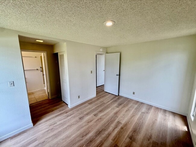 Building Photo - 4 BR/2.5 BA/4 PK/Available May 1