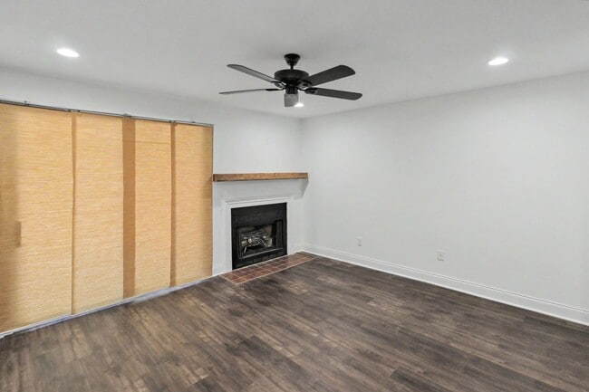 Building Photo - 2 Bedroom Condo In South Park!