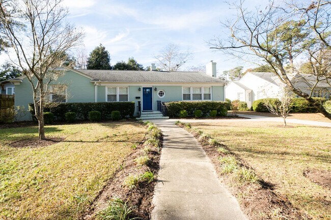 Building Photo - Fully furnished- Beautiful Forest Hills Home