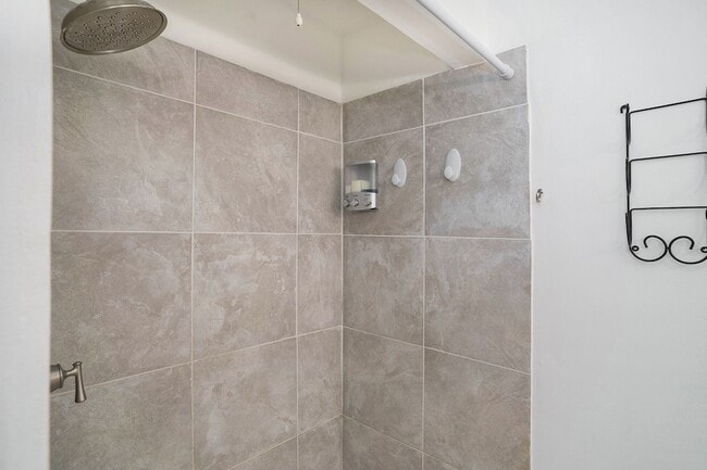 Building Photo - 3929 Roma Ct