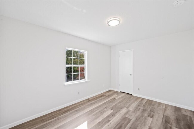 Building Photo - 2215 Overbrook Dr
