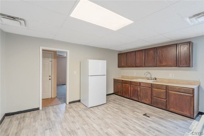 Building Photo - 103 E 7th St