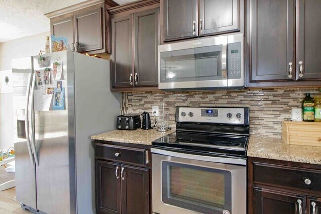 Building Photo - 1411 Freedom Dr