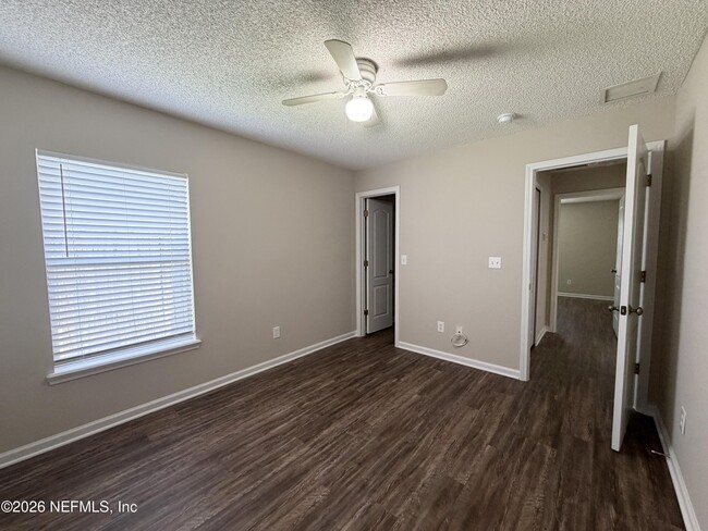 Building Photo - 6902 Southern Oaks Dr W