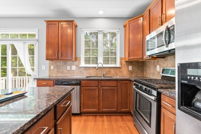 Building Photo - 3 Bedroom 3.5 Bathroom - Wheaton Townhouse...
