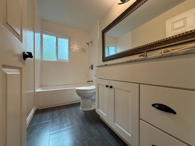 Building Photo - 1633 Kwis Ave