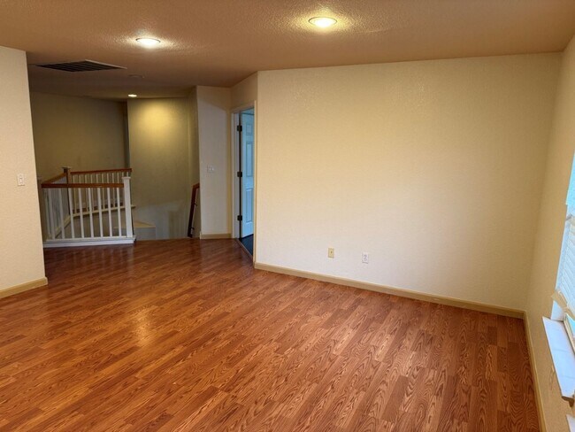 Building Photo - Modern 4 Bedroom w/ Loft Stonegate Area Vacaville *Star Rentals
