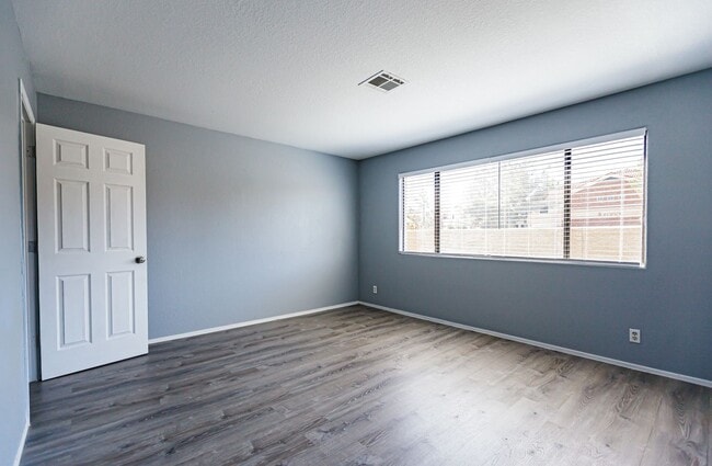 Building Photo - Downstairs Condo with Lots of Upgrades