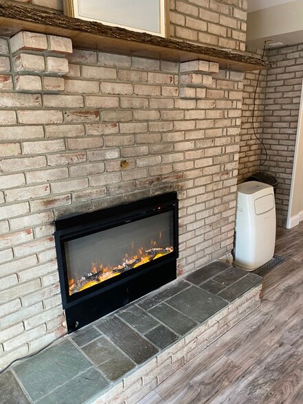 electric fireplace - 12402 Buchanan Trl W