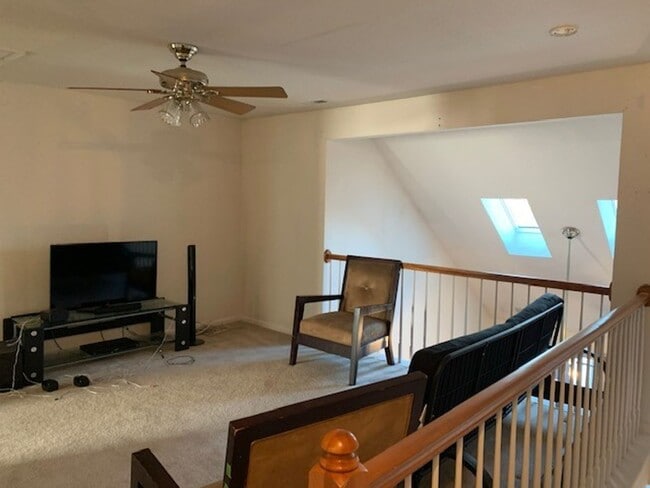 Building Photo - Beautiful 3 bedroom home with room for everyone & pets!