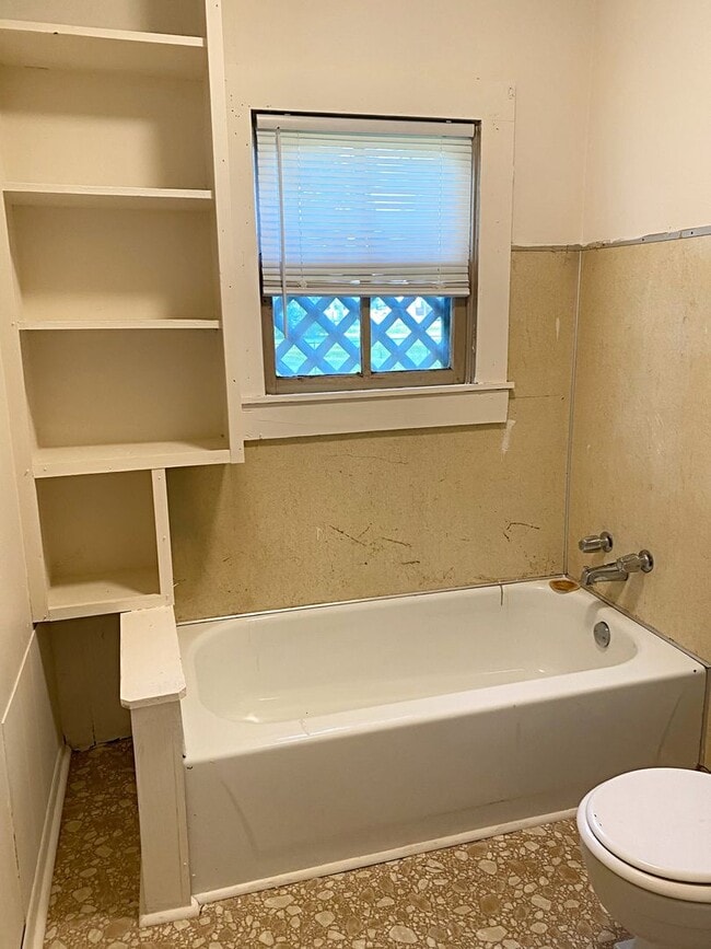 Building Photo - 2046B Grand St, Beaumont, TX 77703