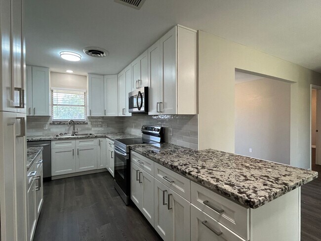 Building Photo - Remodeled 3 Bedroom 2 Bath Home