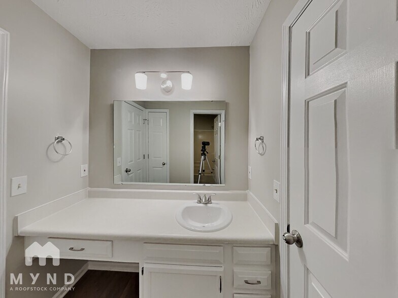 Building Photo - 4520 Woodland Ct