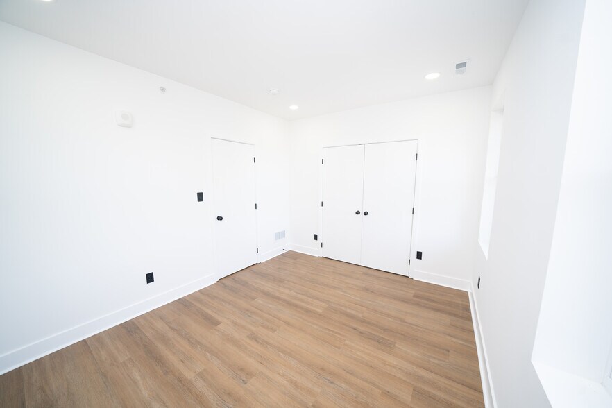 Building Photo - 4927 Catharine St