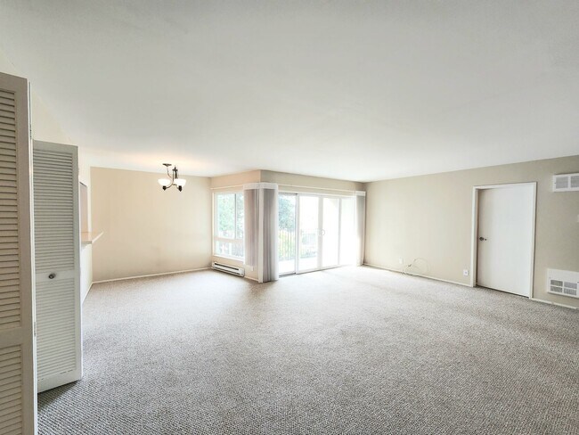 Building Photo - Woodlake two bed, 2 bath