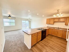 Building Photo - Spacious 4 Bed/3 Bath Duplex in Greeley