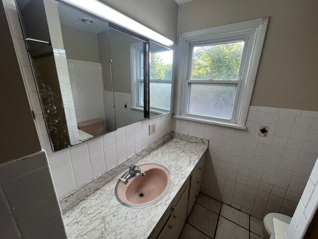 Building Photo - 4 Bedroom 2 Bath on Campus