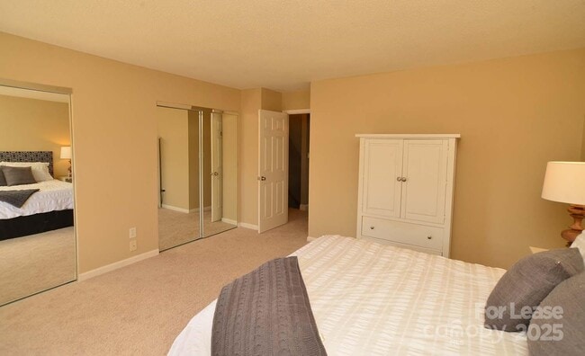 Building Photo - 8843 Hunter Ridge Dr