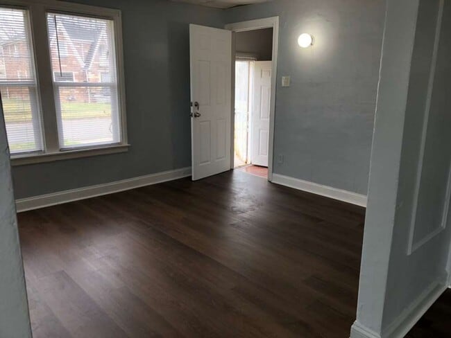 Building Photo - Charming Renovated 2-Bedroom Lower Unit – Section 8 Welcome