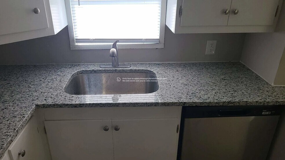 Building Photo - 909 Blaine Ave