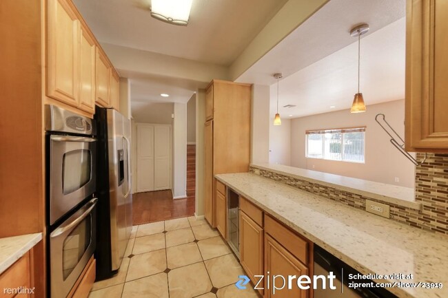 Building Photo - 4 br, 2.5 bath Condo - 20300 Vanowen Stree...