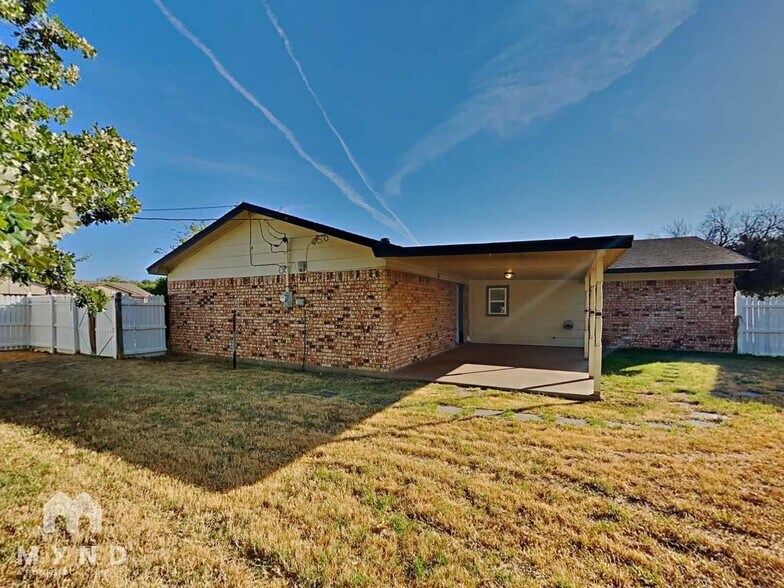 Building Photo - 461 NW Charlyne Dr