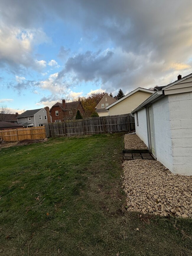 Building Photo - Spacious Akron Home – Lease to Purchase or Vouchers Only | Open House Feb 8