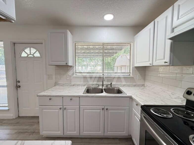 Building Photo - 2706 Lake Briar
