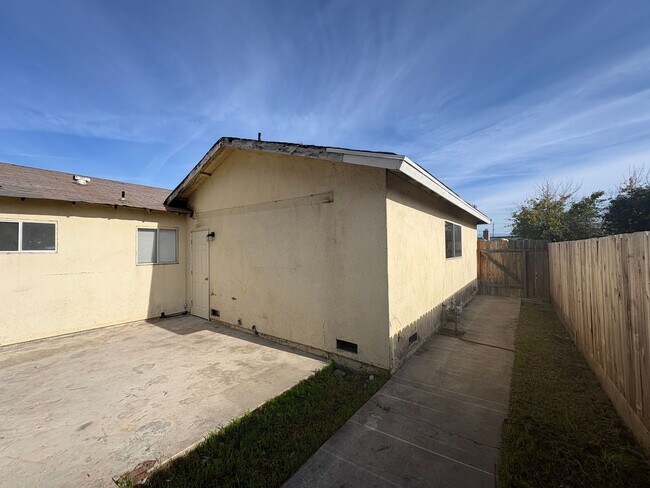 Building Photo - Spacious NW Visalia Home Rent Ready!