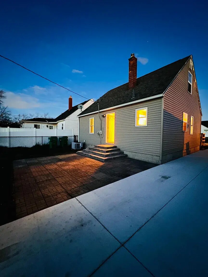 Building Photo - 5713 Lathers St