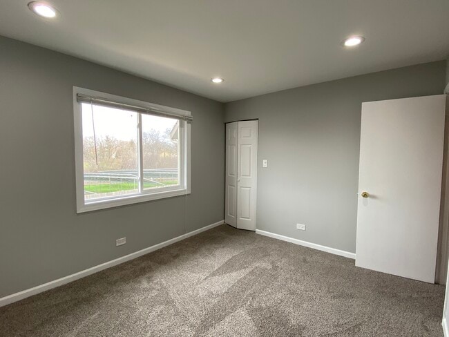 Building Photo - 623 Robin Ct