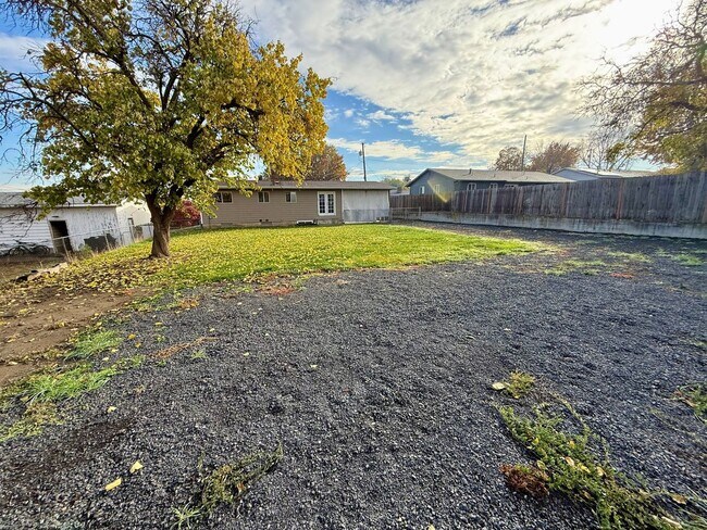 Building Photo - **For Rent: Spacious 4-Bedroom Home with 2...