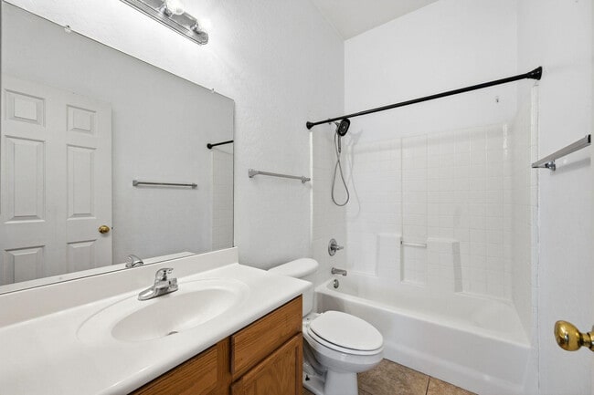 Building Photo - 906 E Sheffield Ave