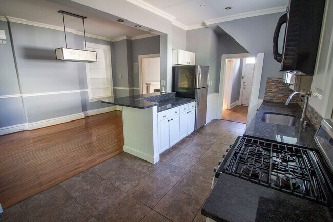 Building Photo - 2 bed/1 bath, Single-family Home! Modern and spacious with off-street parking and a relaxing back...