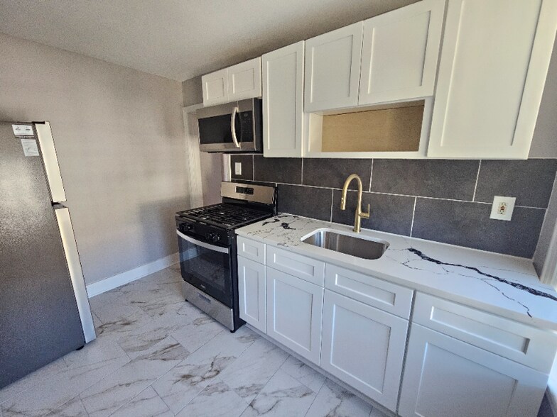 Building Photo - 317 William St