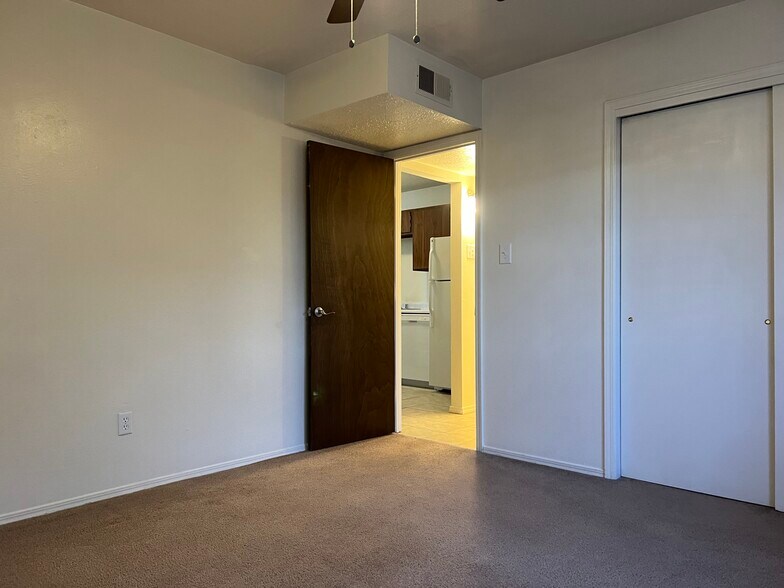 Building Photo - 609 Kingman Ave