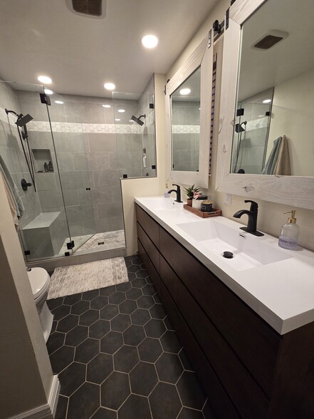 Master Bathroom - 4701 S Turnberry Pl