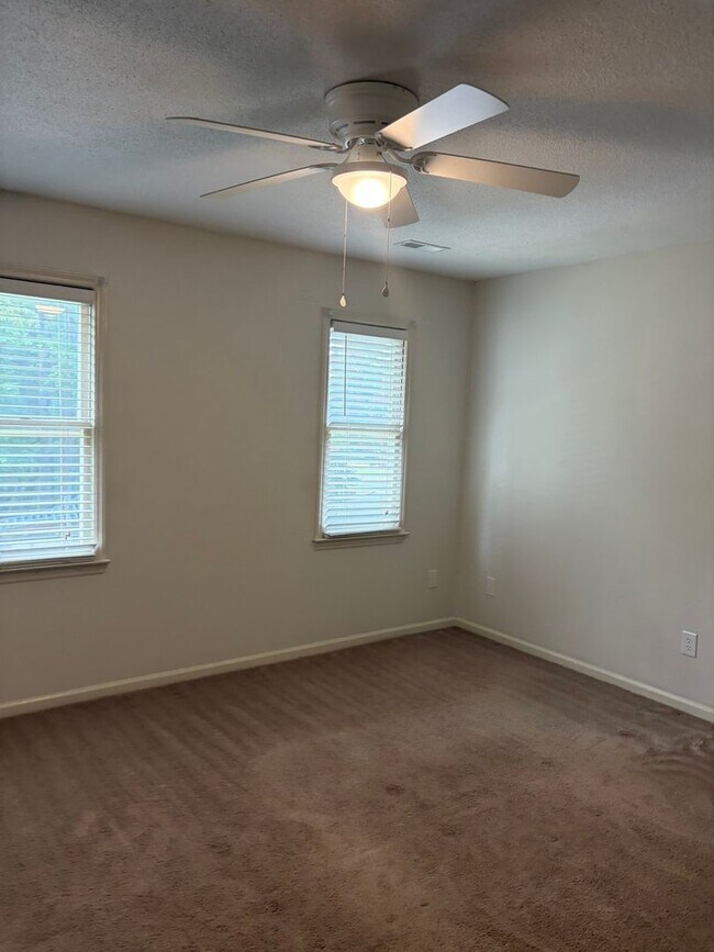 Building Photo - 2 BEDROOM CHARMER-PRIVATE PATIO- 2 brm  2.5 bath-Front Door Parking-On-site Pool-Outside storage-...