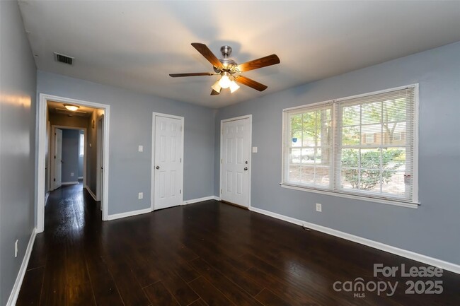 Building Photo - 4713 Belle Plaine Dr