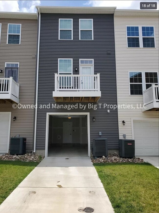 Building Photo - Walk to Largo Metro!