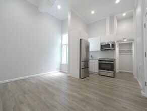 Building Photo - 518 7th St
