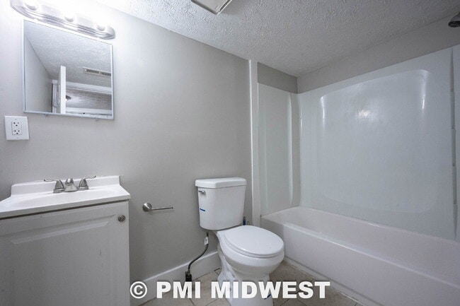Building Photo - "Spacious 3-Bed, 2-Bath Gem in Indianapolis - Modern Comfort Awaits!"