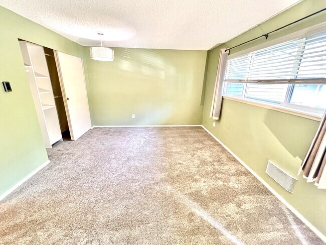 Building Photo - Beautiful Townhome For Rent in the Tranquil Chambers Bay